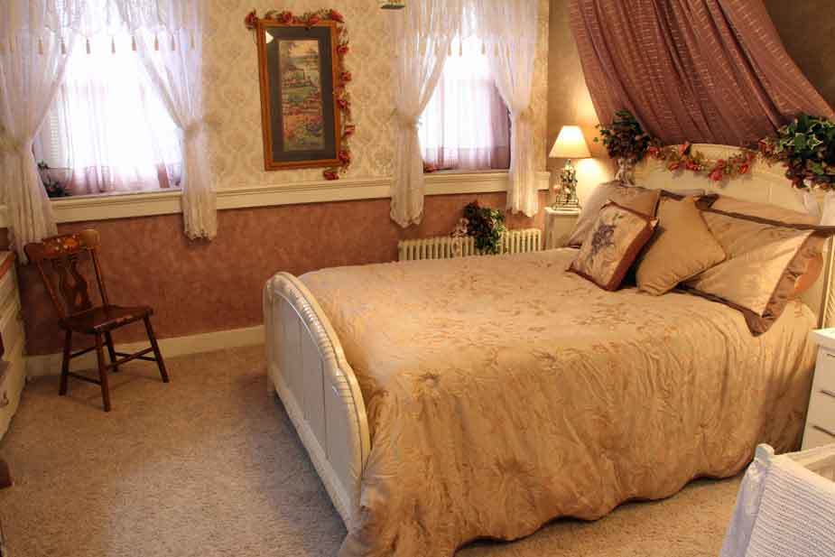 Small outlet victorian bedroom