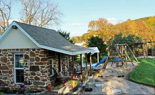 Iron Stone Acres Farm Bed and Breakfast - children's playhouse and playground